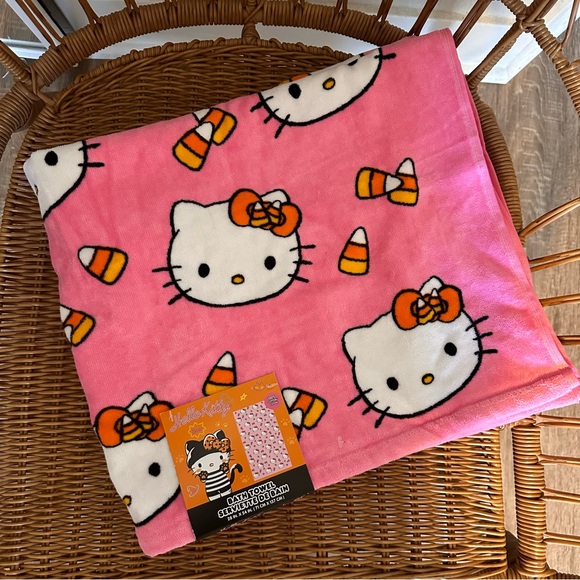 L Hello Kitty Halloween Bath Towel - Picture 1 of 4